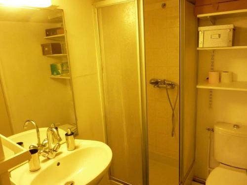 uma casa de banho com um chuveiro, um lavatório e um WC. em Le petit cauchois em Rouen