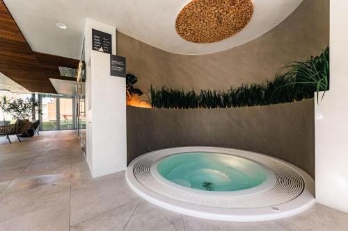 ein Whirlpool in der Lobby eines Hauses in der Unterkunft Johan Design & SPA Hotel in Kuressaare