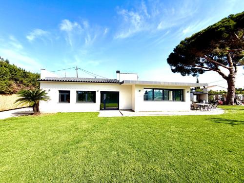 a white house with a large yard at Villa Escaldes in Montroig
