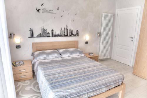 1 dormitorio con 1 cama con edredón a rayas en Casa Kisso, en Diano Marina
