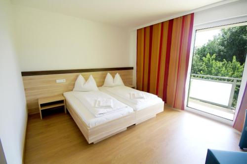 מיטה או מיטות בחדר ב-Dorfgasthof Berlakovich