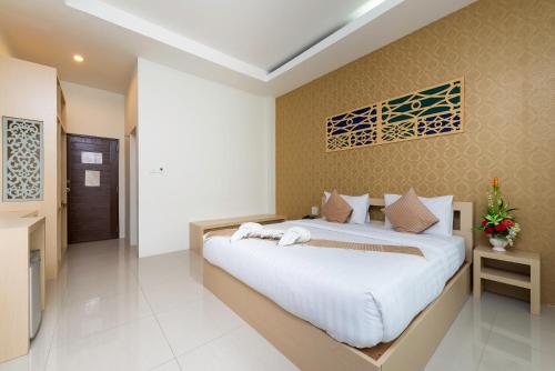 sypialnia z dużym łóżkiem w pokoju w obiekcie Crystal Nongkhai Hotel w mieście Nong Khai