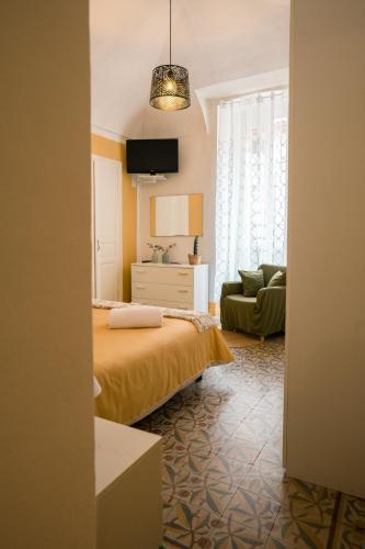 a bedroom with a bed and a couch in a room at L'abbraccio in Dolceacqua