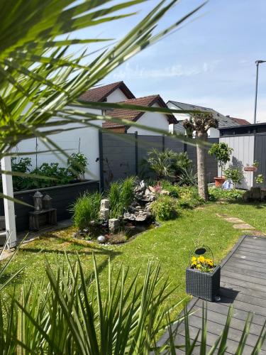 a backyard with a yard with a garden sidx sidx sidx at Appartments - Stromberg & Zabergäu in Erligheim