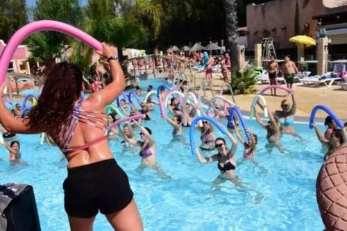 ZEcamping 4 étoiles animé 500m plage parc aquatique locatif TV clim