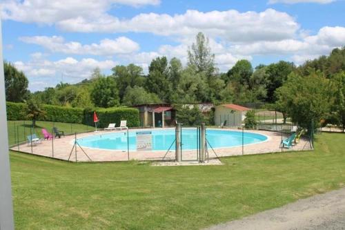 Gallery image of Camping 3 étoiles - Piscine - eehgef in Casties-Labrande