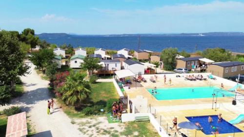 ZEcamping 3 étoiles piscine en bord de lÉtang de Berre