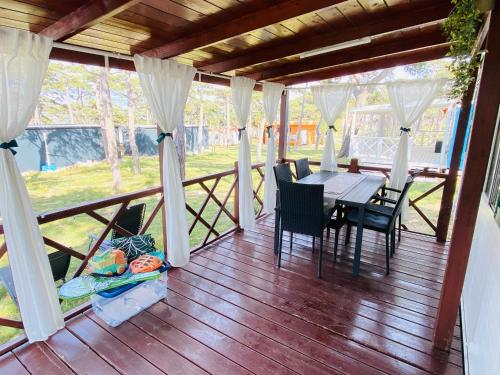 Pine House tesisinde bir balkon veya teras