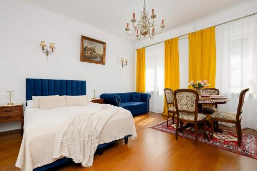 Cozy Studio Near the New Town Square by Noclegi Renters