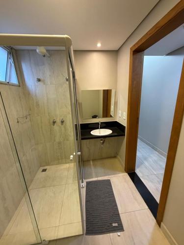 a bathroom with a shower and a sink at Izzy Hotel in Uberlândia
