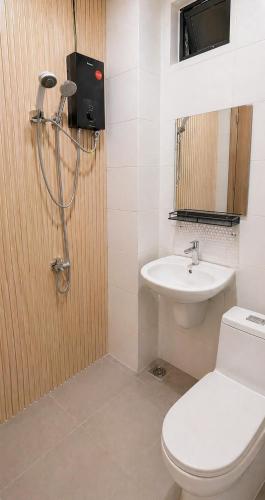 a bathroom with a toilet and a sink at Lemon Hotel & Apartment in Danang