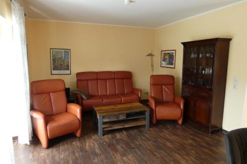 a waiting room with two chairs and a table at Pension Altes Posthaus in Dangast