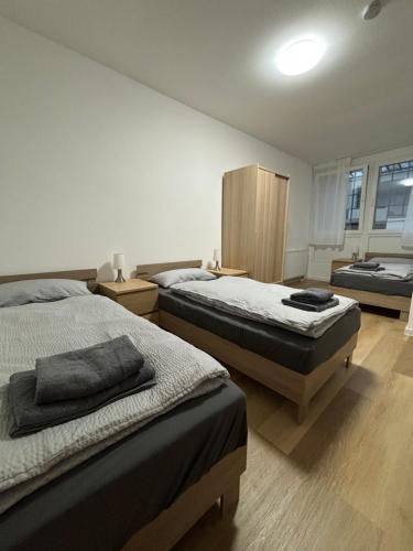 a bedroom with two twin beds and a bathroom at AG Wohnung Fellbach Nr 3 in Fellbach