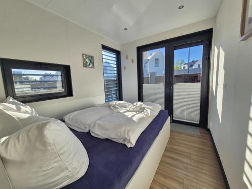 a bedroom with two beds and a window at Floatinghouse Marama - LP10 in Peenemünde