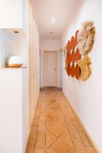 ein Flur mit weißen Wänden und Fliesenboden in der Unterkunft Charmante villa Authentique in Loulé