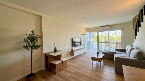 White and Green Duplex, by sol maestranza