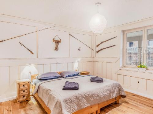 a white bedroom with a bed with blue pillows at Admiral Stuuv in Barth