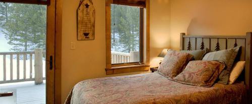 Twin Lift Lodge في Big Sky Mountain Village: غرفة نوم بسرير وشرفة