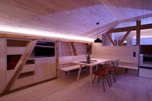 a dining room with a table and chairs at Mein Elternhaus Gästehaus Waltraud Fink in Au im Bregenzerwald