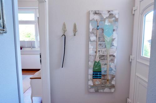 a room with a door with some items on the wall at Ferienwohnung LOTTTALEBEN 2 in Timmendorfer Strand