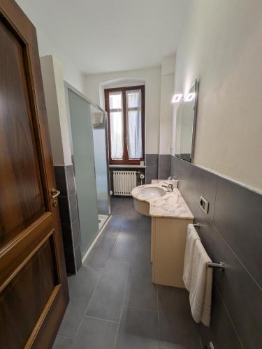 a bathroom with a sink and a mirror at B&B Villa Clara in Dossobuono