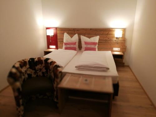 Tempat tidur dalam kamar di Dorfstub'n Jochberg