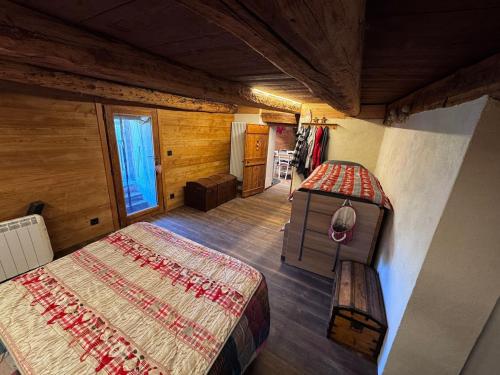 a bedroom with a bed and a window in a cabin at La Caso dal Chiot - Chalet in Elva