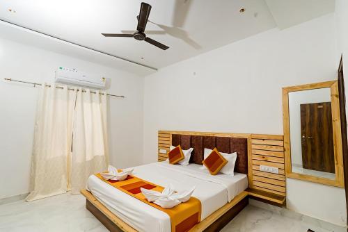 a bedroom with a large bed and a mirror at Hotel Namaste Pushkar in Pushkar