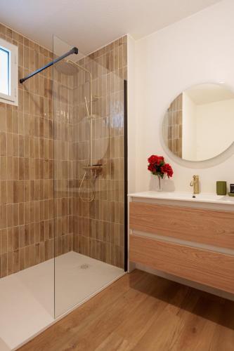 a bathroom with a shower and a sink at L'Esplanade - T3 Design avec Parking et Mini-golf in Le Bouscat
