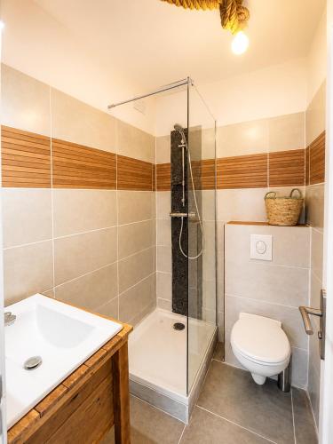a bathroom with a shower and a toilet and a sink at Éclat d'Écume - Vue mer - Hypercentre - 31 M2 - Quiberon in Quiberon