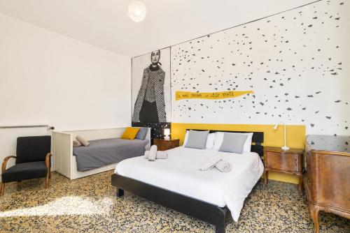 a bedroom with two beds and a wall with stars at ComoVà in Maslianico