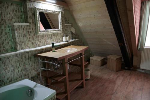 ein Badezimmer mit einem Waschbecken und einer Badewanne in der Unterkunft Kristallhaus anno 1438 in Quedlinburg