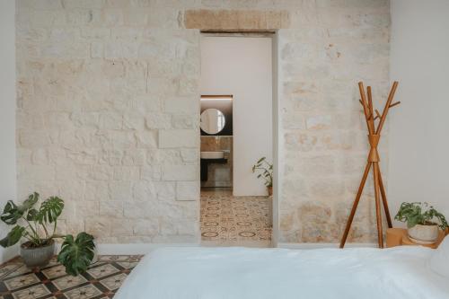 ein Zimmer mit einem Bett und einer Ziegelwand in der Unterkunft Mila - Boutique Hotel in Haifa