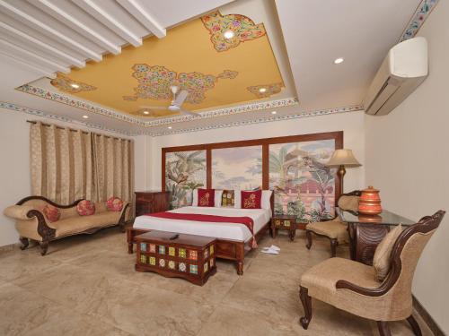 a bedroom with a bed and a table and chairs at Radhey Ki Haveli in Khātu