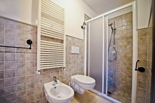 a bathroom with a toilet and a sink and a shower at B&B Masseria Nuove Caselle in Villa Castelli