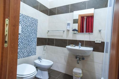 Koupelna v ubytování Hotel Leone