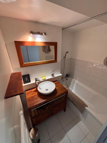 a bathroom with a sink and a bath tub at Ti Mad, Echappée belle à La Baule - mer et piscine in Guérande