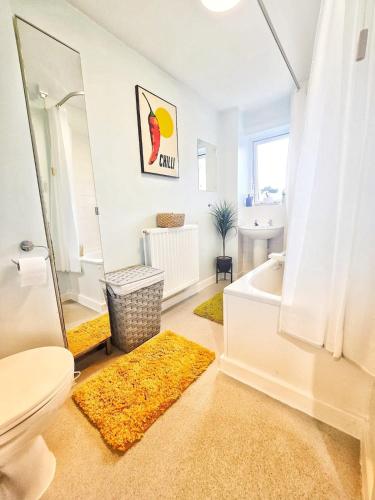 a bathroom with a toilet and a tub and a sink at Central Hideout in Birmingham