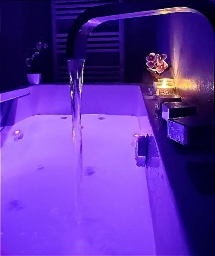 Romantic Suite with Private Jacuzzi & Free Parking