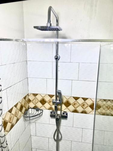 eine Dusche mit Duschkopf im Badezimmer in der Unterkunft Residence Mobagnes in Kinshasa
