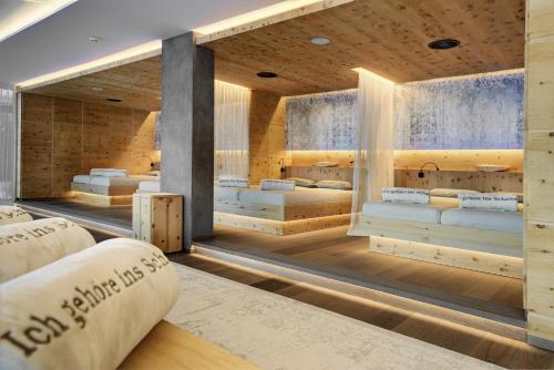 ein Zimmer mit vielen Betten in der Unterkunft Wellnessresidenz Schalber in Serfaus