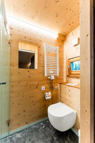 a wooden bathroom with a toilet and a shower at Garnecker Freiheit in Reut