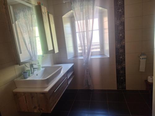a bathroom with a sink and a window at Schwarze Gräfin in Spital am Pyhrn