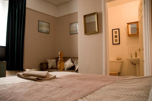 um quarto com uma cama com duas toalhas em Westham em Warwick