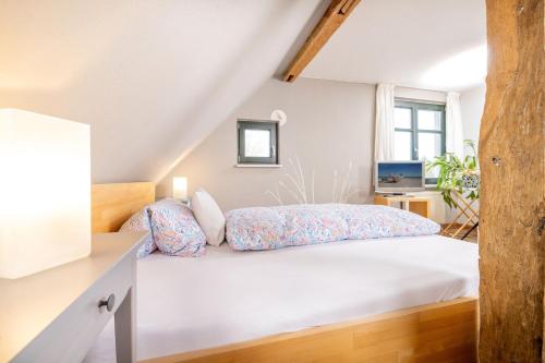 a bedroom with a white bed and a window at Gutshaus Ketelshagen in Putbus