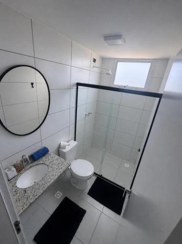 a bathroom with a toilet and a mirror and a sink at 7 min de Cabo Frio AP LISBOA in São Pedro da Aldeia