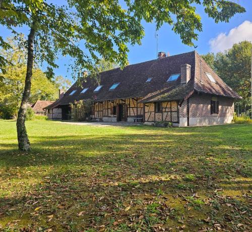 an old barn with a tree in front of it at Le Gîte du Vauvril in Saint-Usuge