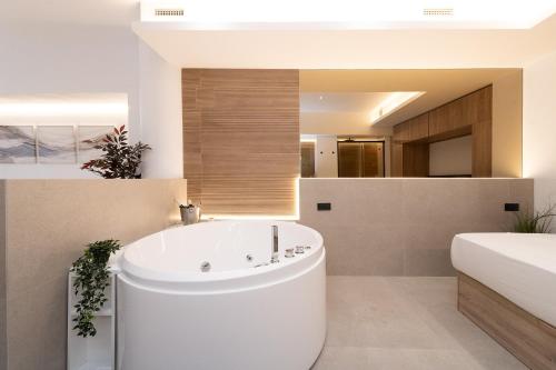 Málaga URBAN OASIS Apartment Jacuzzi - by N&N Luxe Properties