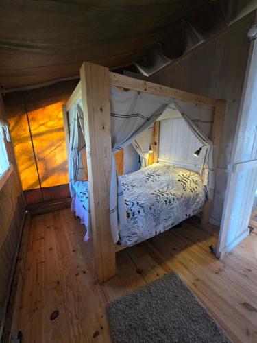 a small bedroom with a bed in a room at La clés des champs in Loubeyrat