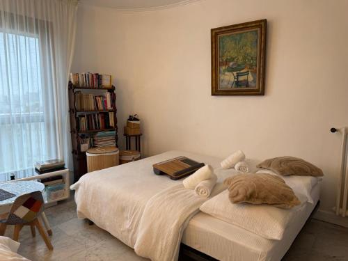 a bedroom with a bed with towels on it at Lilas house in Les Lilas